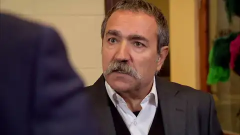 Kadim obliga a su hijo Devra a casarse con Celal Kadim obliga a su hijo Devra a casarse con Celal