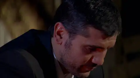 Devra confiesa a Azad que está enamorado de otra mujer que no es Celal Devra confiesa a Azad que está enamorado de otra mujer que no es Celal