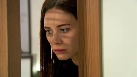 Melek descubre que Devra está interesado por ella Melek descubre que Devra está interesado por ella