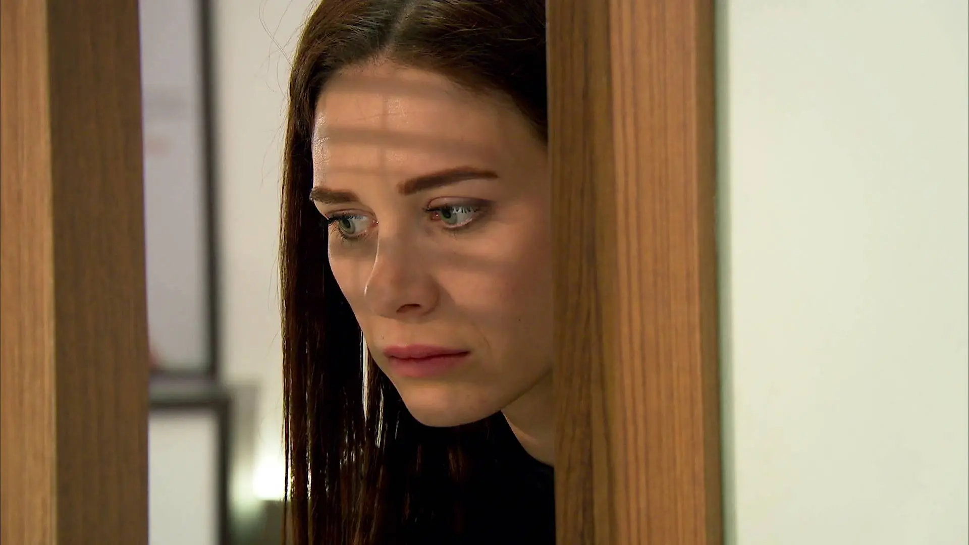Melek descubre que Devra está interesado por ella Melek descubre que Devra está interesado por ella