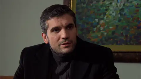 Devra, preocupado por el estado de salud de Melek tras el incendio de la escula de lecturas Devra, preocupado por el estado de salud de Melek tras el incendio de la escula de lecturas