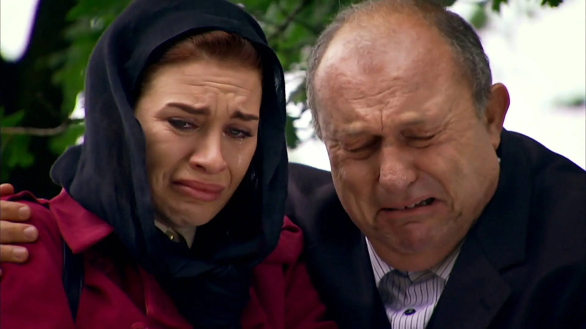 Melek y Sami celebran el funeral por Canan Melek y Sami celebran el funeral por Canan