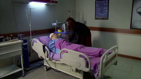 La importante noticia que la madre de Melek le revela minutos antes de morir La importante noticia que la madre de Melek le revela minutos antes de morir