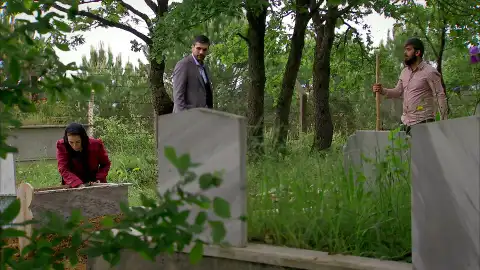 Melek exhuma el cuerpo de su hija Melek exhuma el cuerpo de su hija