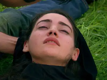 ¡La tragedia llega a Esposa Joven!: Suna es asesinada por su hermano y Aysel intenta acabar con la vida del padre de Melek 