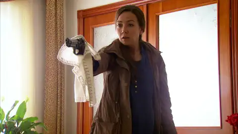 Aysel intenta asesinar a Sami Aysel intenta asesinar a Sami