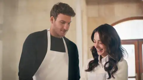 Se produce un acercamiento entre Defne y Ömer hasta que la joven, que anhelaba su amor, regresa Se produce un acercamiento entre Defne y Ömer hasta que la joven, que anhelaba su amor, regresa