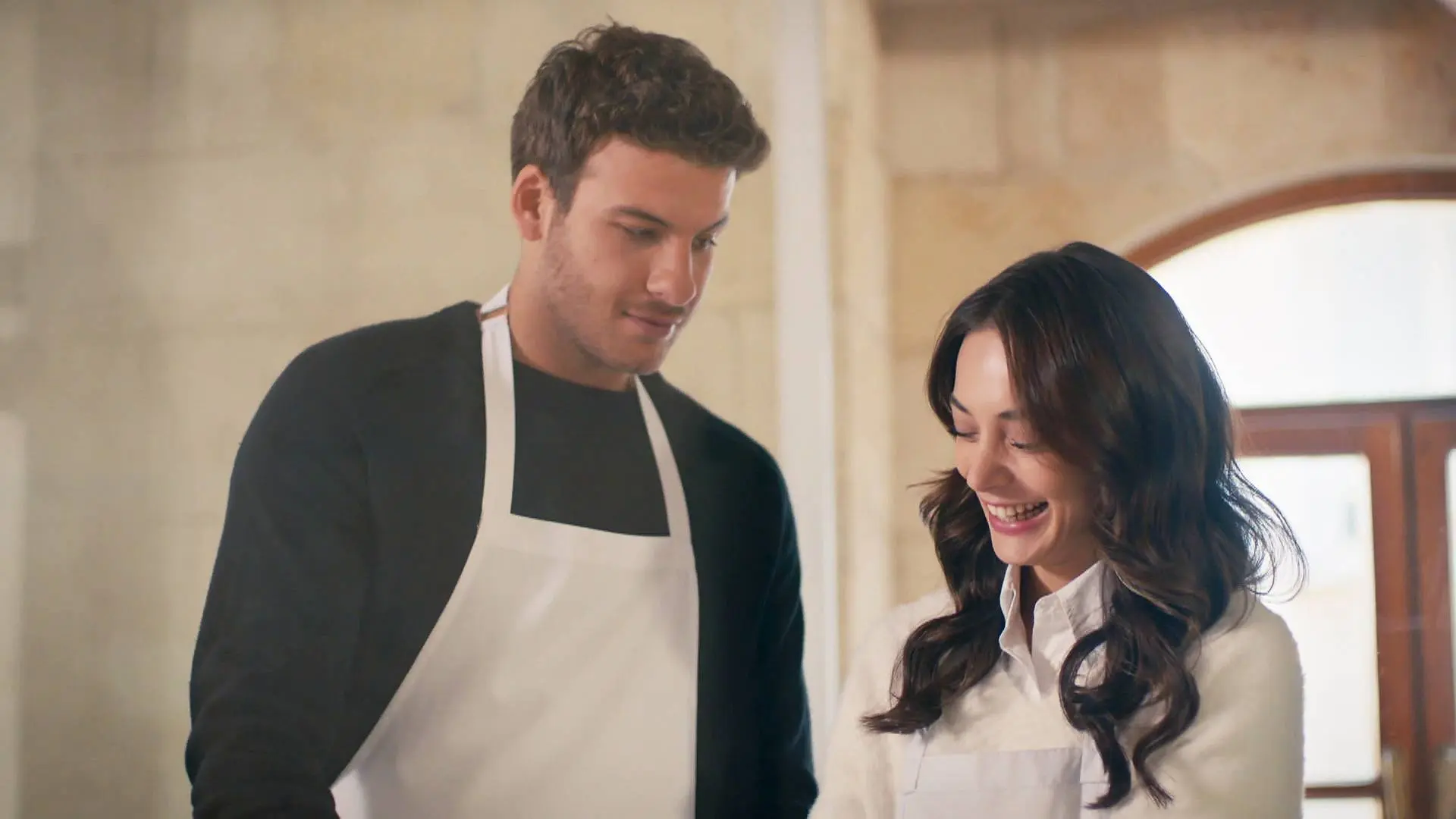 Se produce un acercamiento entre Defne y &Ouml;mer hasta que la joven, que anhelaba su amor, regresa