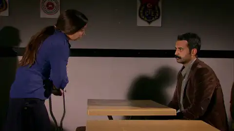 Azad visita a Aysel en la cárcel: "¿Cómo sabes dónde está la hija de Melek?" Azad visita a Aysel en la cárcel: "¿Cómo sabes dónde está la hija de Melek?"