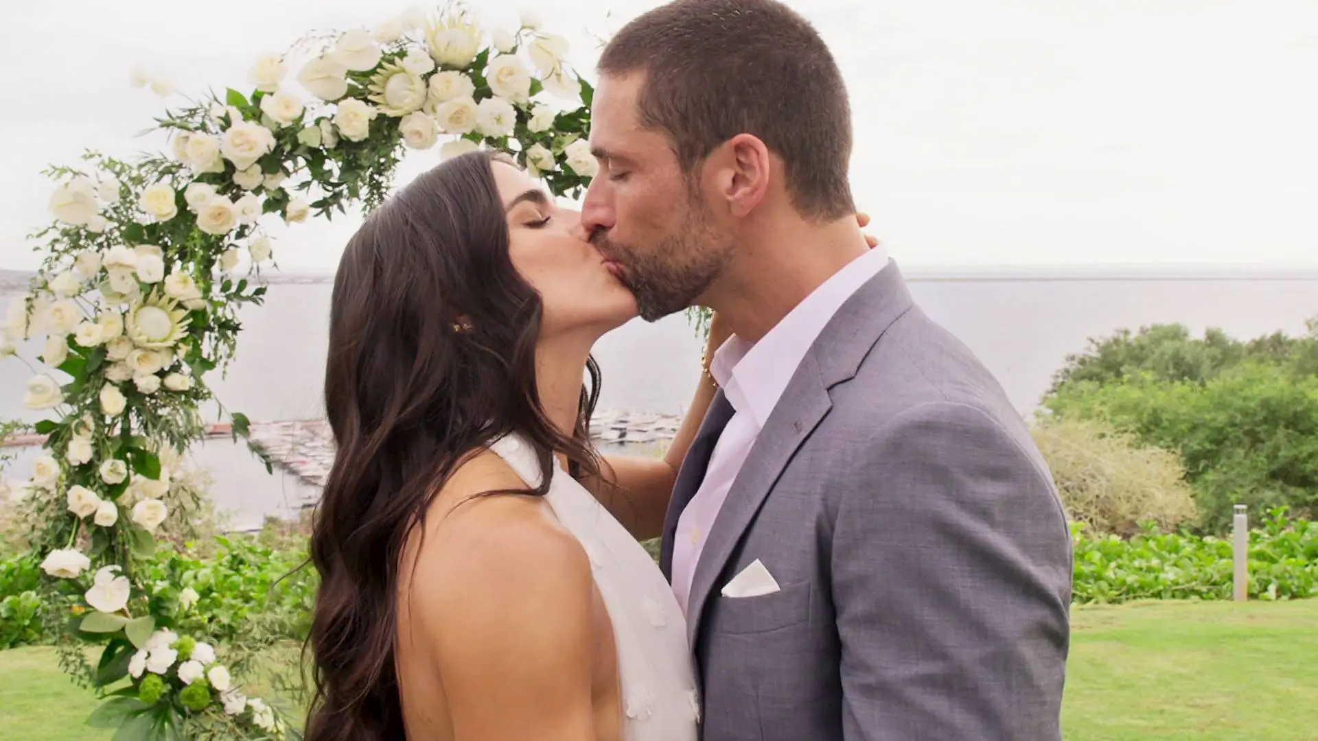 Alejandro pide matrimonio a Sofía y se dan el sí quiero en una romántica boda....¡Ya son marido y mujer! Alejandro pide matrimonio a Sofía y se dan el sí quiero en una romántica boda....¡Ya son marido y mujer!