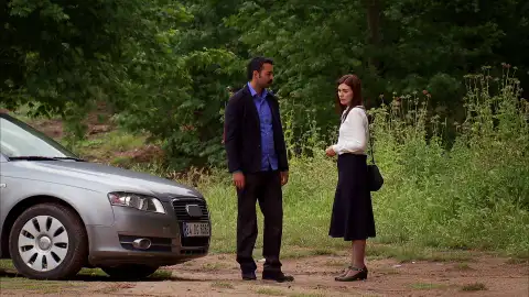 Melek se despide de Azad: está dispuesta a viajar a Londres en busca de su hija Melek se despide de Azad: está dispuesta a viajar a Londres en busca de su hija