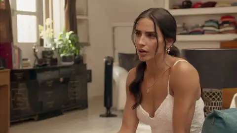 La familia de Alejandro hace que Sofía experimente sentimientos de soledad y rechazo La familia de Alejandro hace que Sofía experimente sentimientos de soledad y rechazo