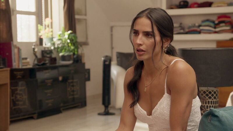 La familia de Alejandro hace que Sofía experimente sentimientos de soledad y rechazo 