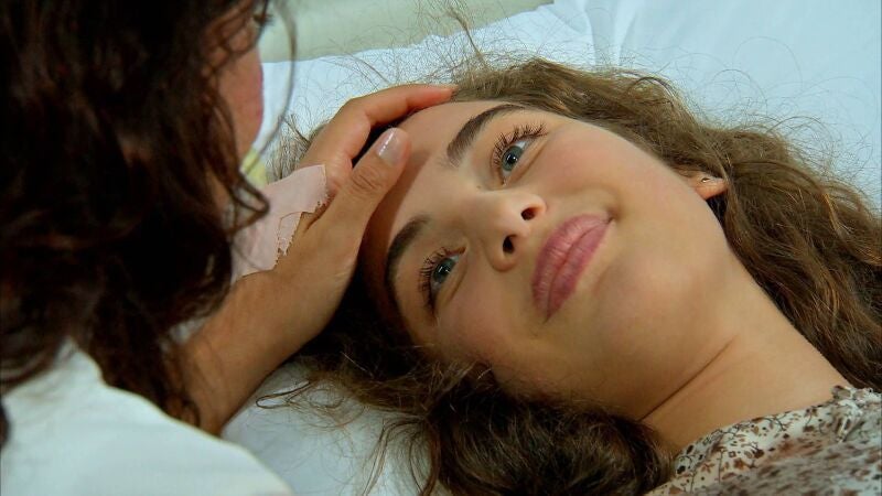 Melek salva a Zehra de una muerte segura y le confiesa la verdad: 