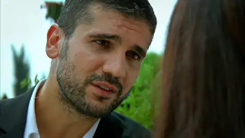 Devra echa en cara a Melek todo lo que ha hecho por ella y le pide a cambio su amor Devra echa en cara a Melek todo lo que ha hecho por ella y le pide a cambio su amor