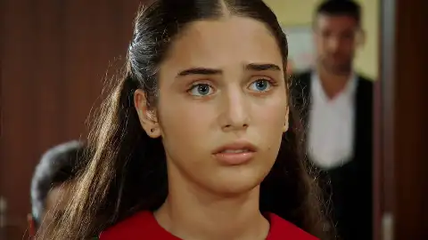Zehra sufre un ataque de ansiedad ante el juez Zehra sufre un ataque de ansiedad ante el juez