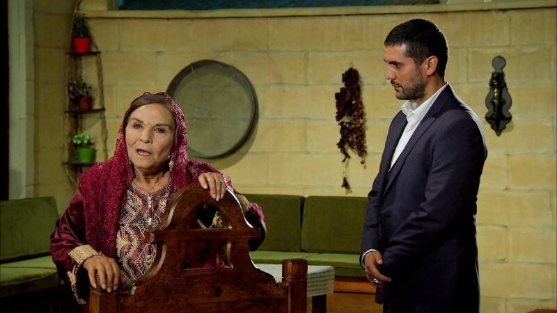 Los perversos consejos que Nujin da a su nieto Devra, ahora que se ha convertido en el cabeza de familia