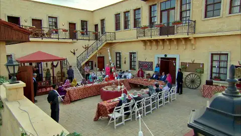 Devra se convierte en el líder de los Kirman y lo celebran por todo lo alto Devra se convierte en el líder de los Kirman y lo celebran por todo lo alto