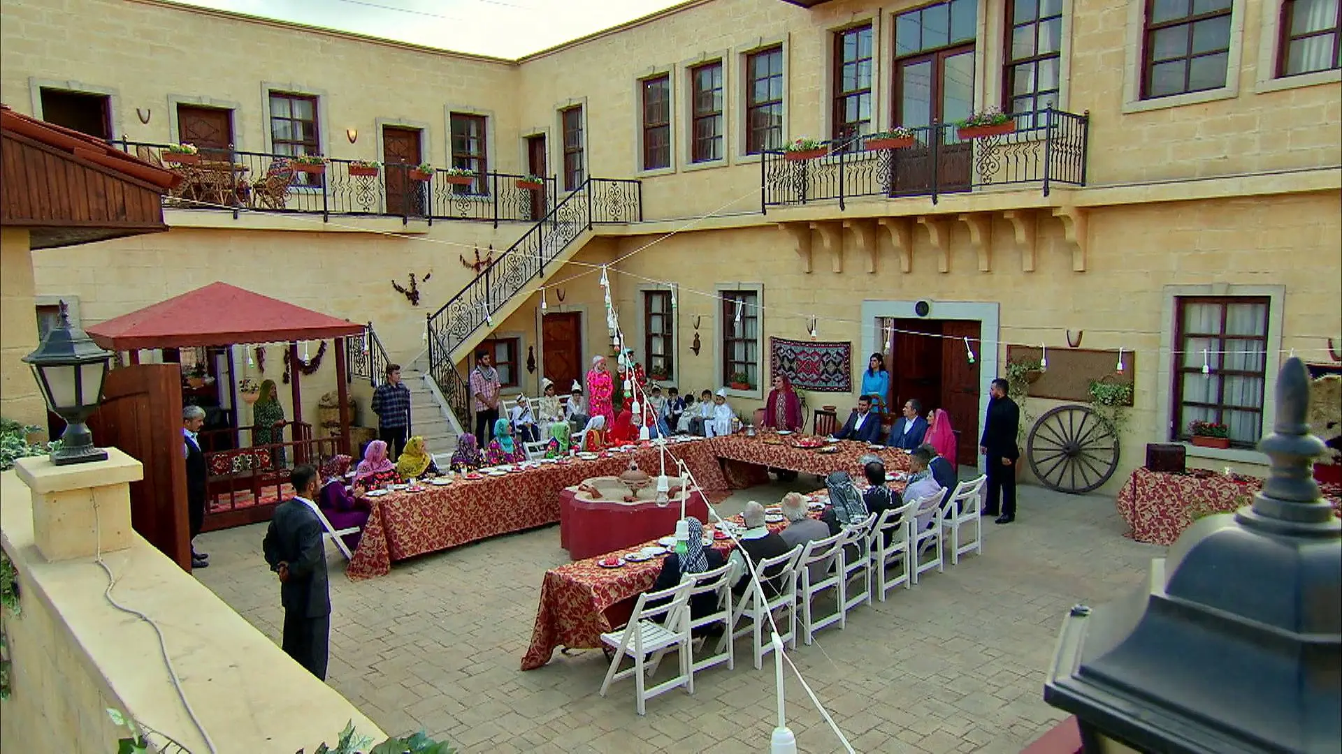 Devra se convierte en el líder de los Kirman y lo celebran por todo lo alto Devra se convierte en el líder de los Kirman y lo celebran por todo lo alto