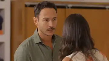 Álvaro confiesa a Rebeca que Eduardo intentó asesinar a Alejandro