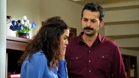 Melek, a Ali: "¿Quieres saber si Zehra va a morir dando a luz?" Melek, a Ali: "¿Quieres saber si Zehra va a morir dando a luz?"