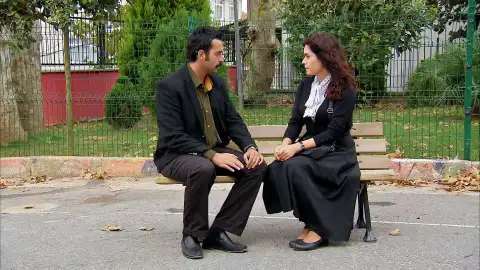 Azad planea rescatar a Zehra de la mansión Azad planea rescatar a Zehra de la mansión