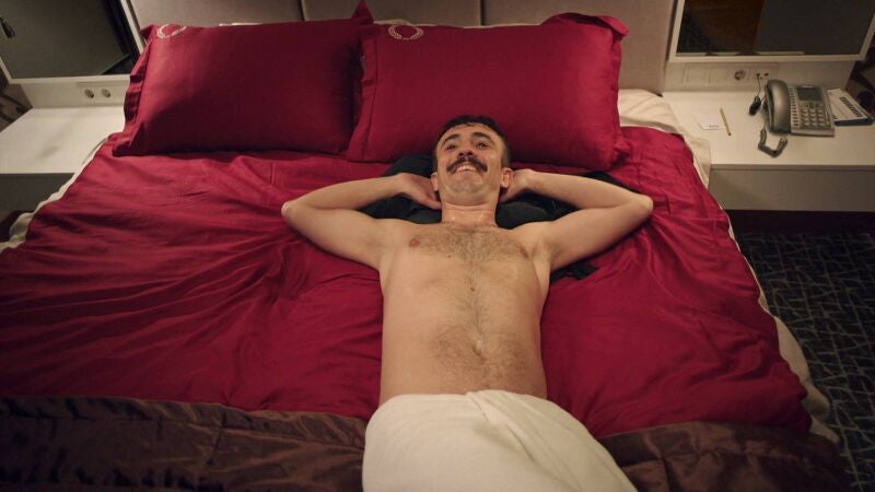 El joven Ishmet nunca olvidará su noche de bodas gracias a su reciente esposa 