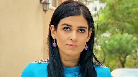 Leyla entra en cólera al ver a Devra hablando con Melek Leyla entra en cólera al ver a Devra hablando con Melek
