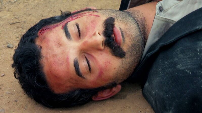 Azad y Ali viajan en un furgón que vuela por los aires, y los Kirman creen que el hijo mayor de Cemal ha muerto