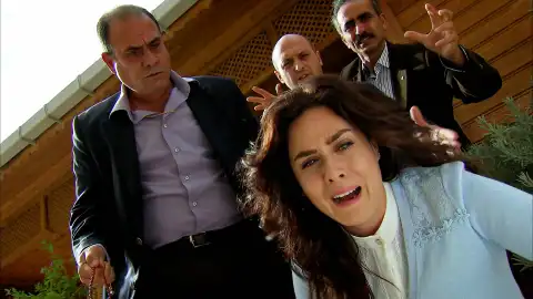 Leyla consigue su objetivo: Desprestigiar la imagen de Melek ante los demás Leyla consigue su objetivo: Desprestigiar la imagen de Melek ante los demás