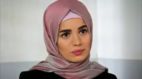 Zeynep visita a Melek en el calabozo Zeynep visita a Melek en el calabozo