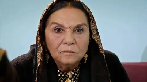 Nujin pide a su nieto Ali que denuncie a Melek por agresión Nujin pide a su nieto Ali que denuncie a Melek por agresión