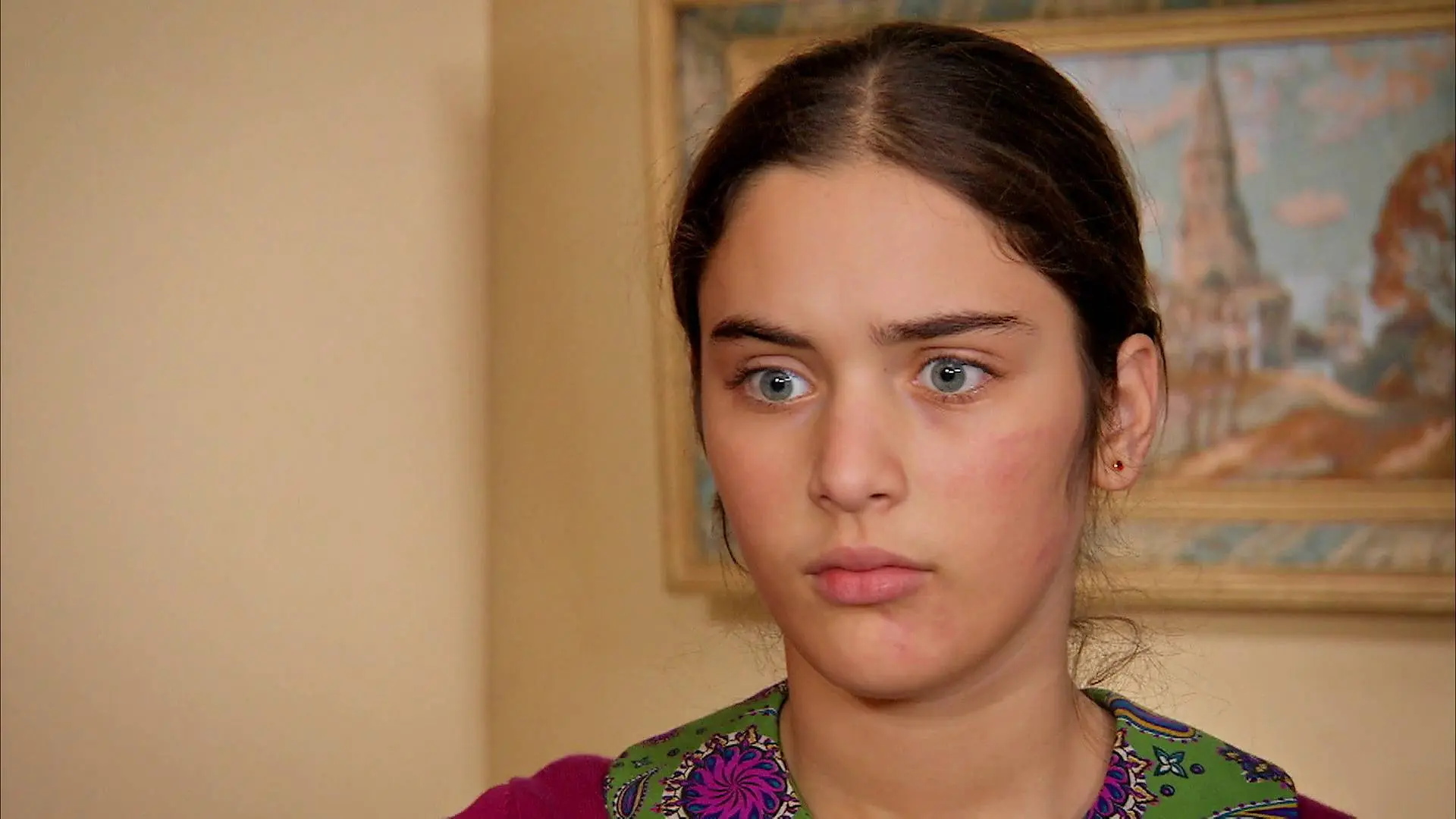 Zehra sorprende a Leyla destrozando el vestido de novia de su madre 
