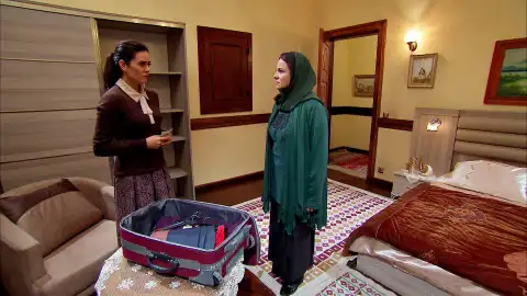 Zümrüt acusa a Melek de ser una libertina Zümrüt acusa a Melek de ser una libertina