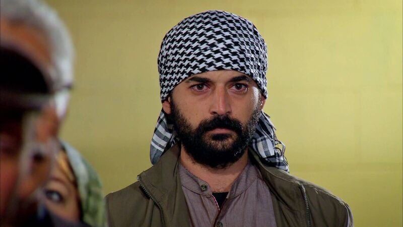  Drámatico regreso a casa: Azad presencia la boda de Melek con Devra, quien planea eliminarlo 