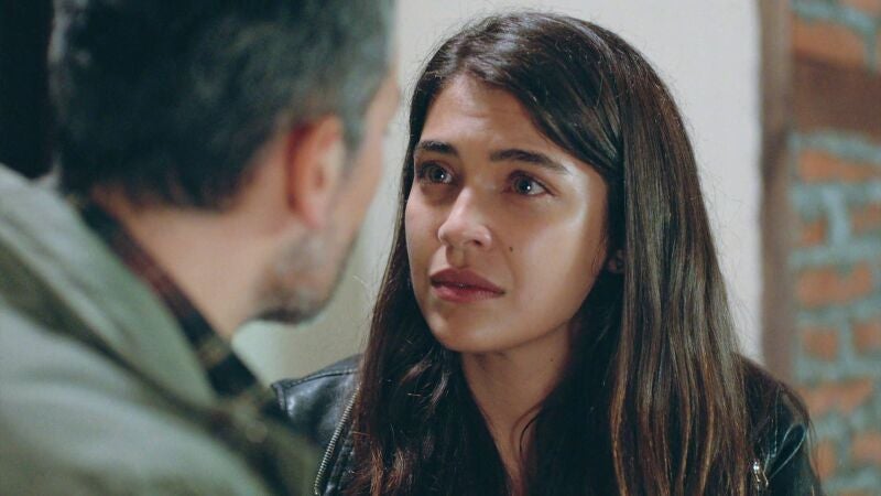 Nehir le pide a Nazim que sea honesto, pero él tiene un secreto que dinamita su relación