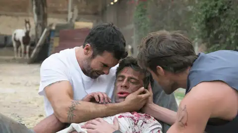 Samuel recibe un disparo del hombre que le está explotando Samuel recibe un disparo del hombre que le está explotando