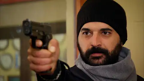 Azad le planta cara a Devra ahora que sabe que intentó acabar con su vida para poder estar con Melek Azad le planta cara a Devra ahora que sabe que intentó acabar con su vida para poder estar con Melek