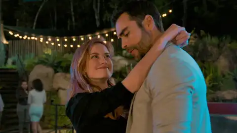 Carlota y Jesús tienen su primera cita... Ella se mueve por amor y él solo busca venganza Carlota y Jesús tienen su primera cita... Ella se mueve por amor y él solo busca venganza