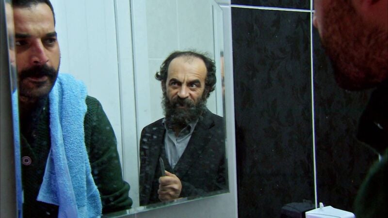 Devra intenta asesinar a Azad… ¡Pero no le sale bien la jugada!