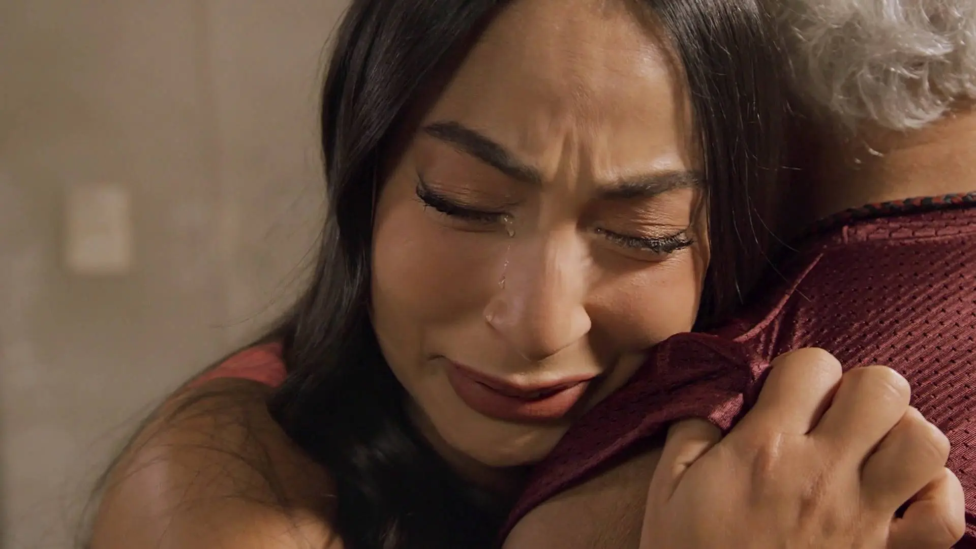 Rebeca busca consuelo en su padre Alfonso