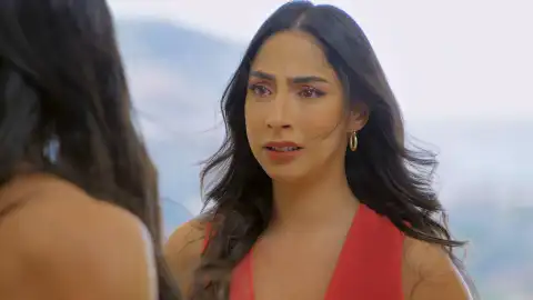 Rebeca se siente sola y desvalida....¡Todo el mundo le da la espalda! Rebeca se siente sola y desvalida....¡Todo el mundo le da la espalda!