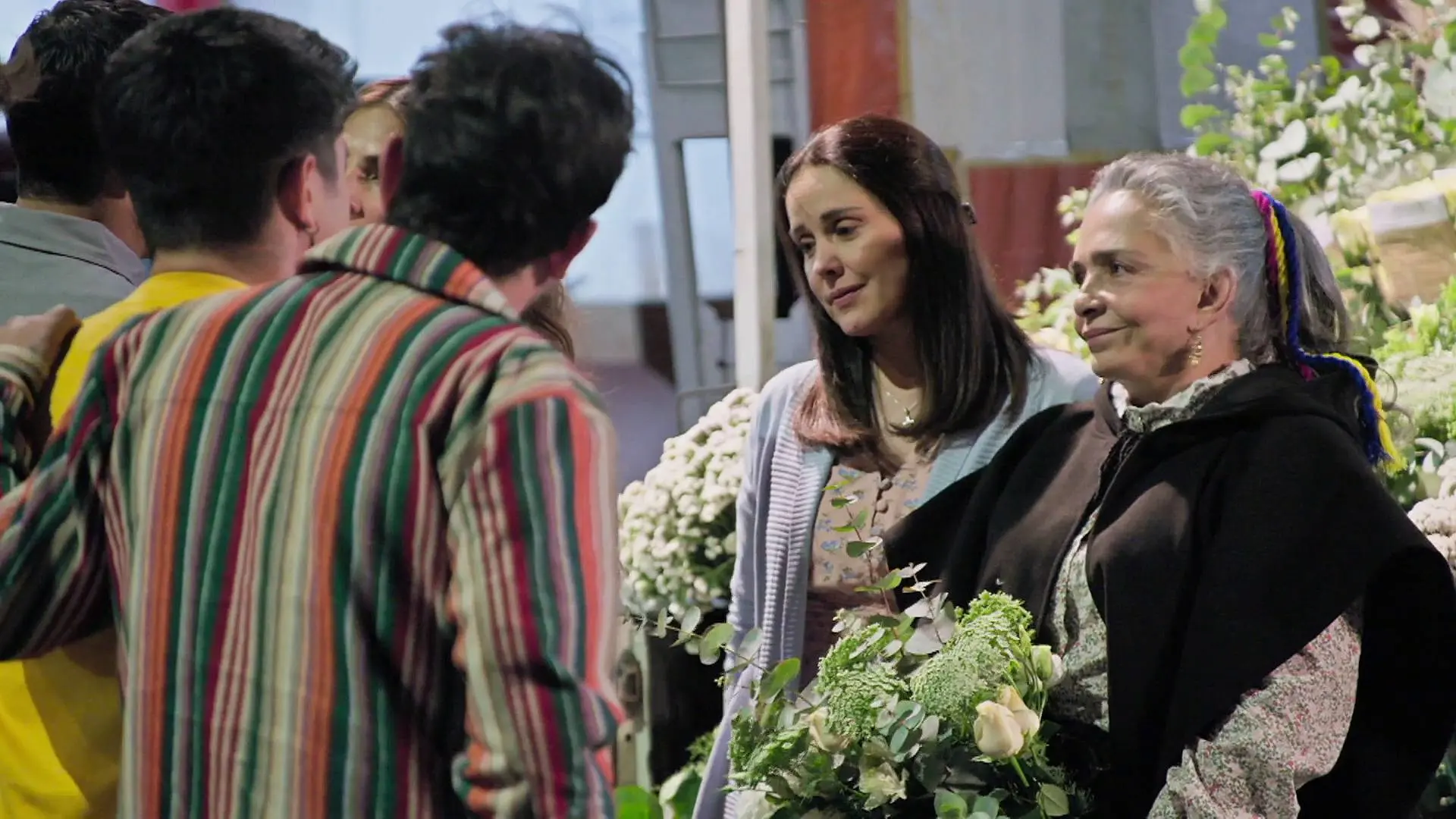 Mariluz recibe la ayuda de los hermanos Guerrero para vender las flores