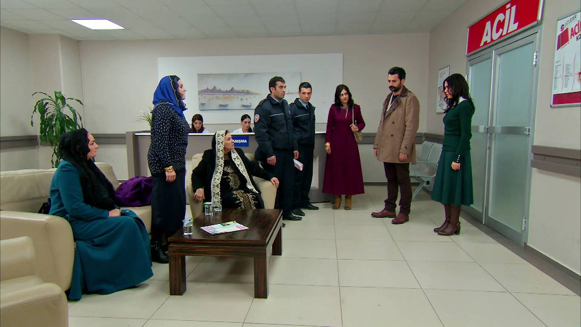 La familia Kirman acusa a Melek de haber envenenado a su hija Zehra La familia Kirman acusa a Melek de haber envenenado a su hija Zehra