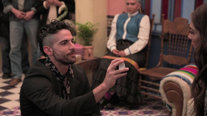 Mariluz e Isaías celebran su compromiso con una fiesta... ¡La boda está en camino! 