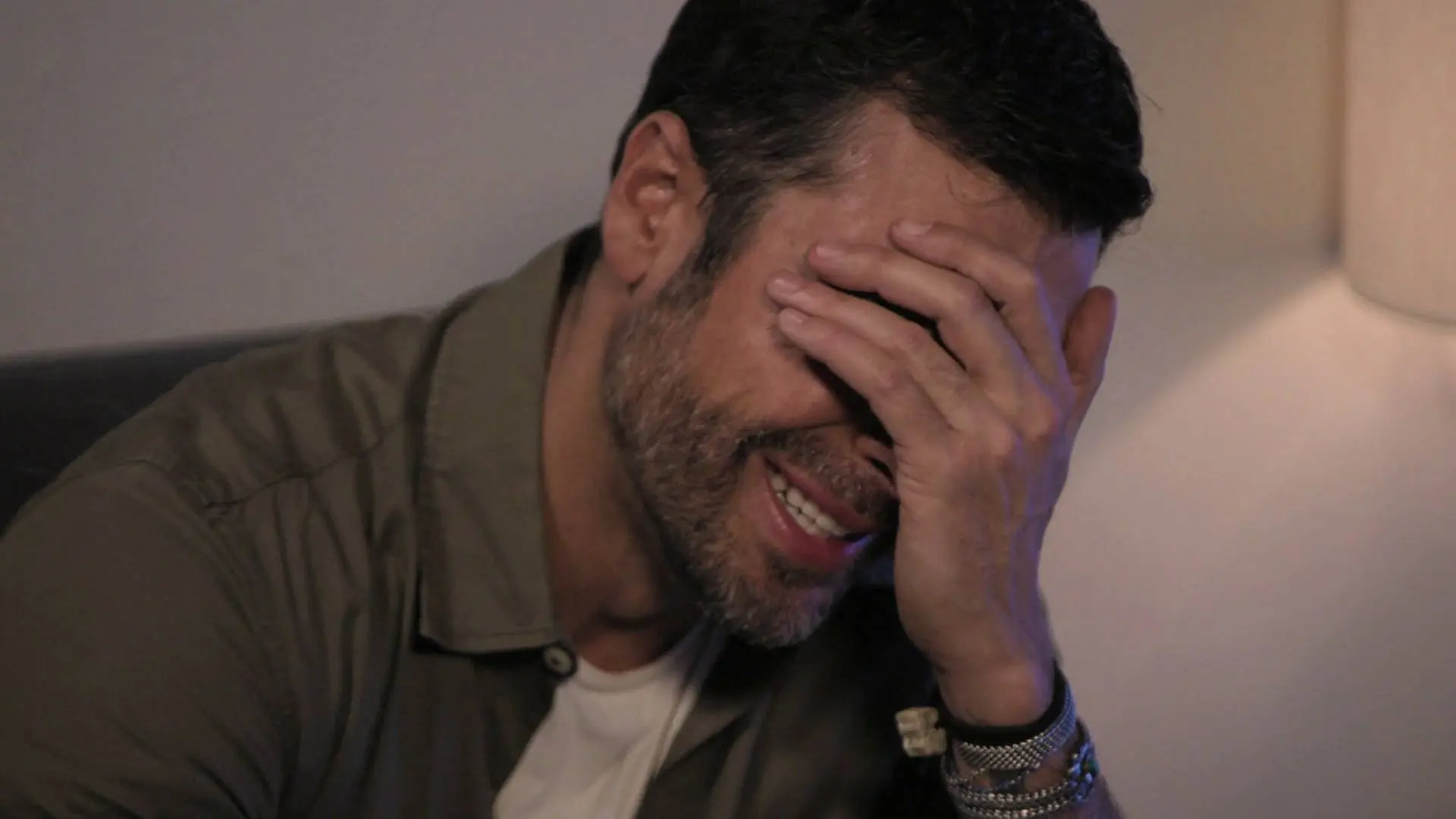 Jesús llora desconsoladamente tras ver un vídeo de Mariluz e Isaías besándose 
