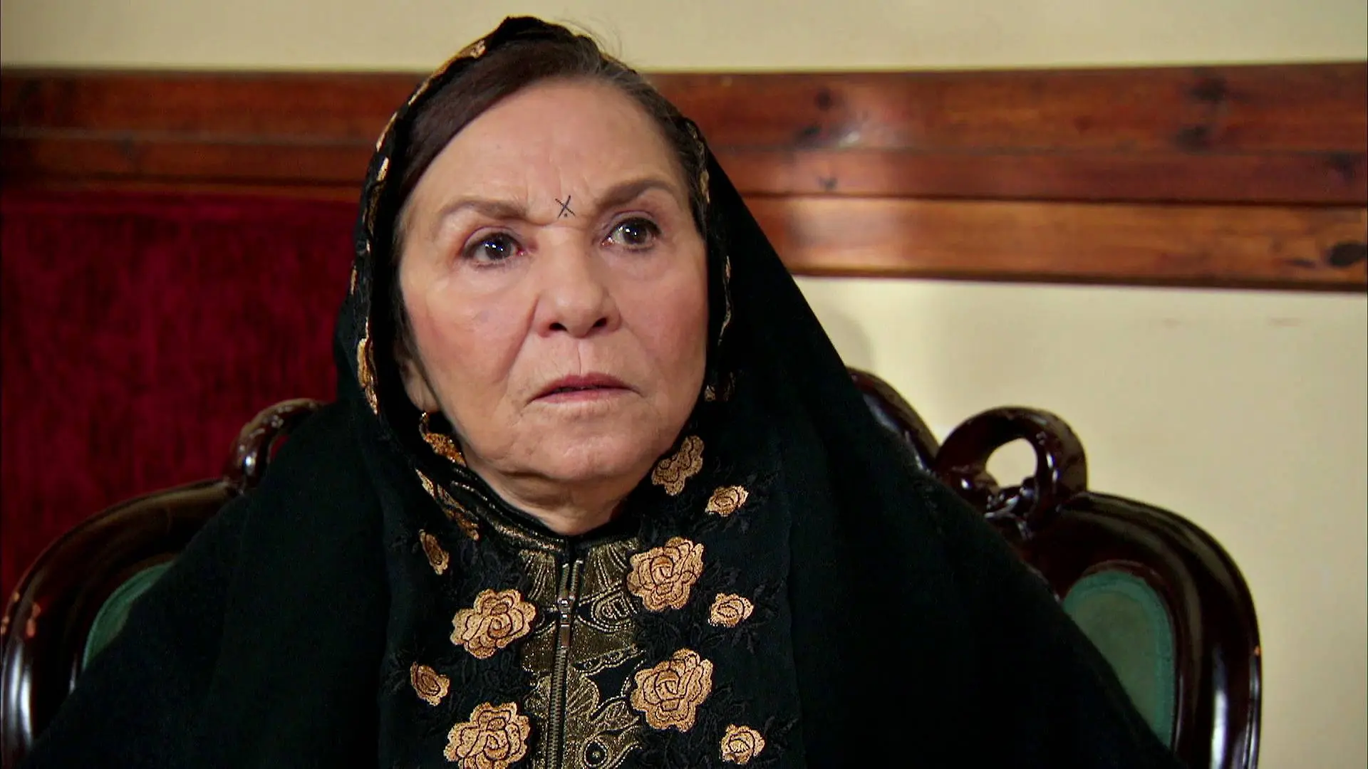 Nujin traslada a Zehra y a Zümrut a la casa de campo de los Kirman