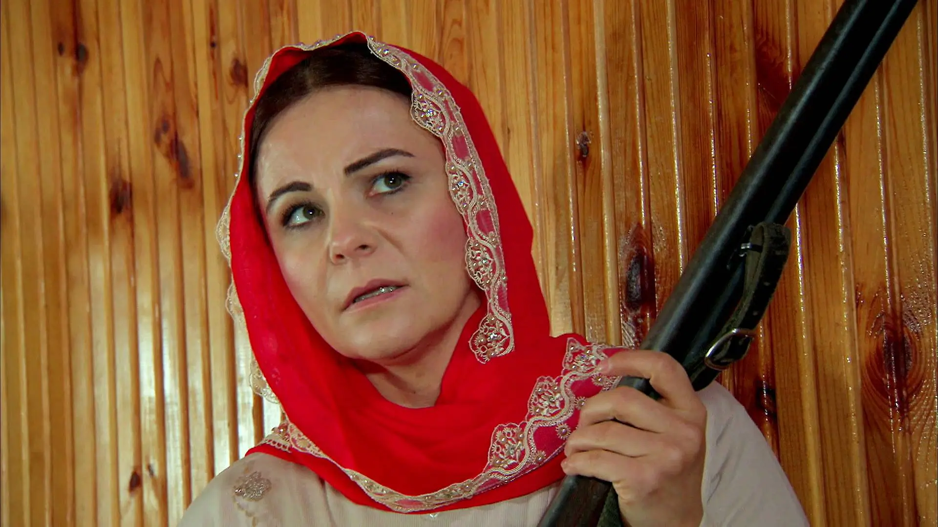 Zümrüt y Zehra, a punto de descubrir a Kadim en el desván