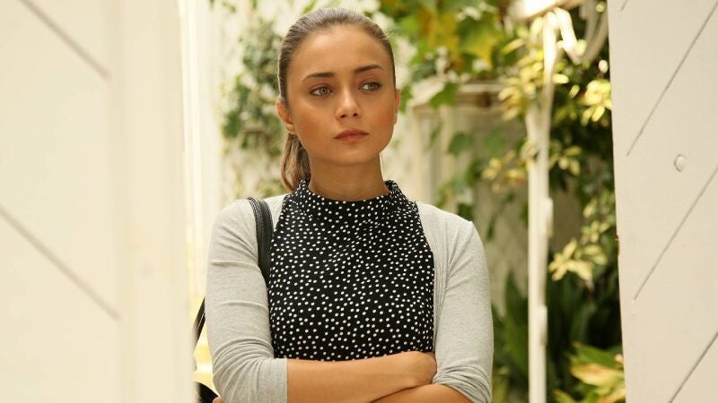 Gülru Çelik es una estudiante de diseño cuya vida cambia tras conocer a Ömer