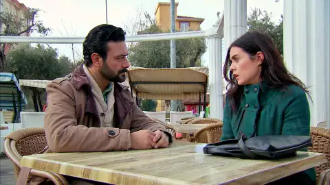 Melek pide un gran favor a Azad Melek pide un gran favor a Azad